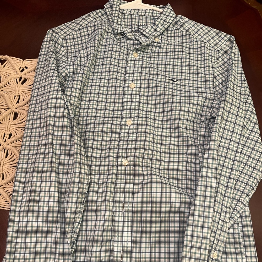 Vineyard vine performance long sleeve. Worn once smoke free home